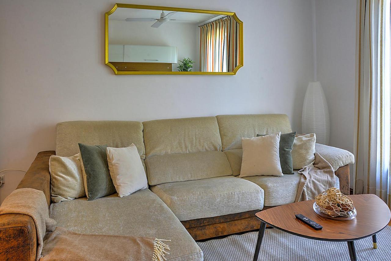 San Bernardo Family Apartment เซบีญา ภายนอก รูปภาพ