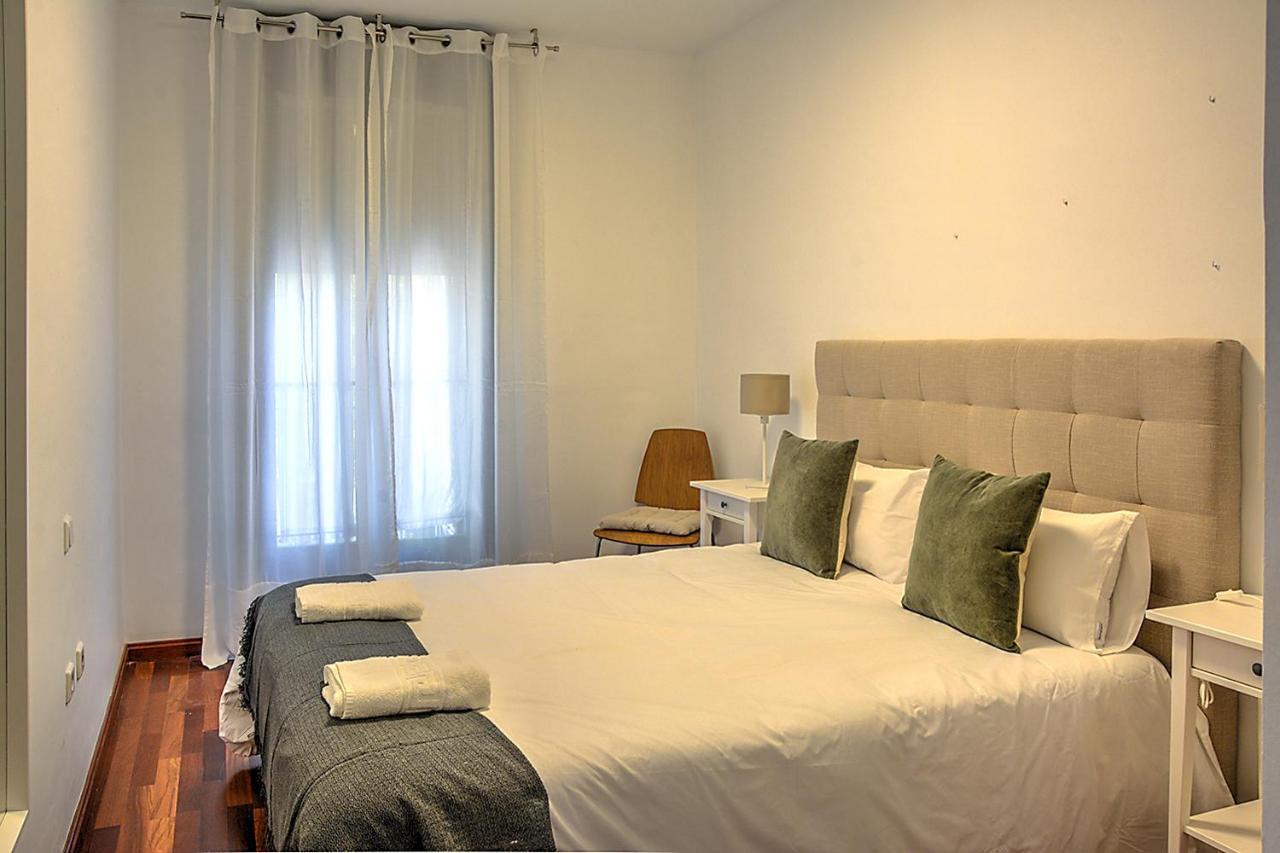 San Bernardo Family Apartment เซบีญา ภายนอก รูปภาพ